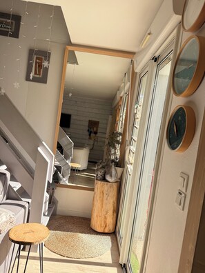 Smart TV, reproductor de DVD, libros y videoteca 