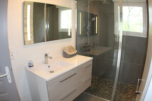 Dusche, umweltfreundliche Kosmetikartikel, Haartrockner, Handtücher