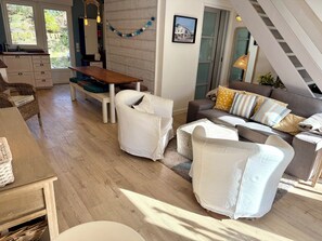 TV connectée, lecteur de DVD, livres, vidéothèque