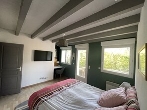 3 bedrooms, desk, iron/ironing board, travel cot