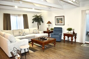 TV, lettore DVD, videoteca