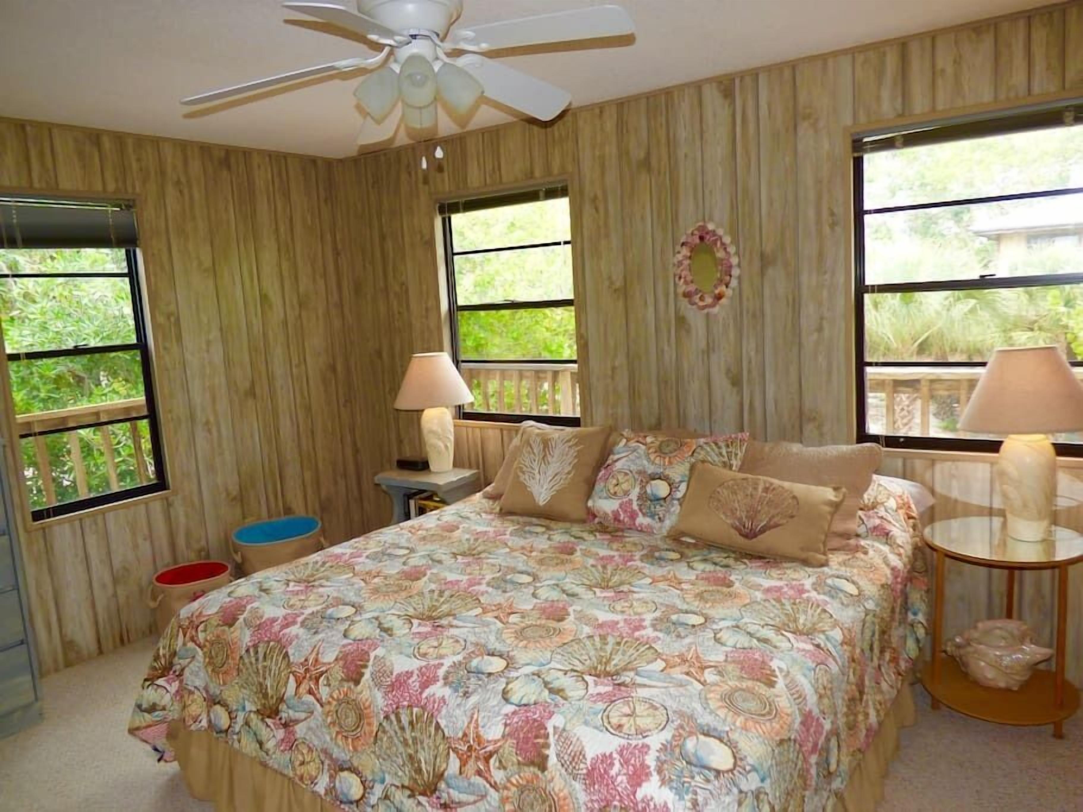 Seahorse Hideaway:  Cute and cozy, perfect location close to dock and beach!