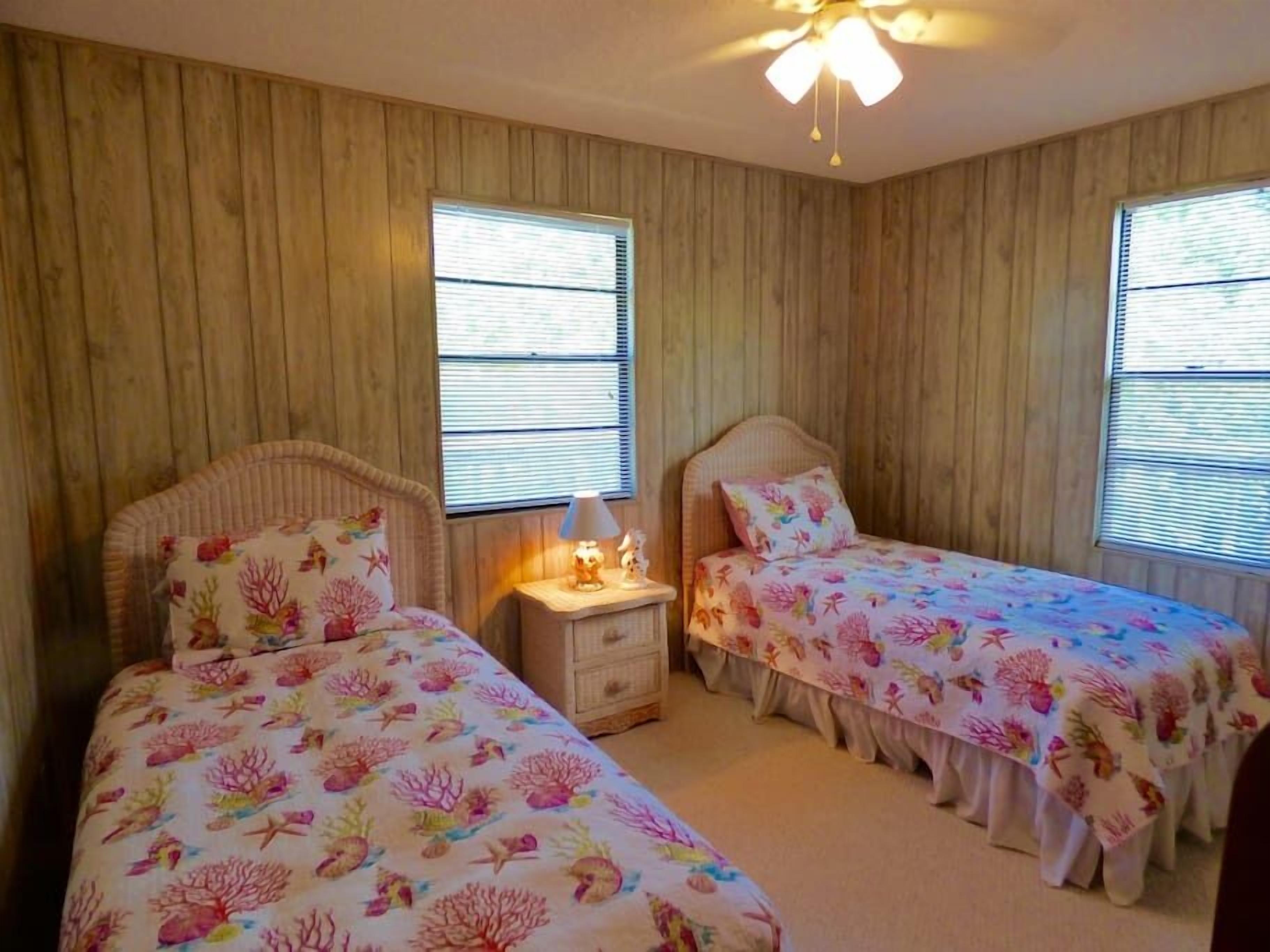 Seahorse Hideaway:  Cute and cozy, perfect location close to dock and beach!
