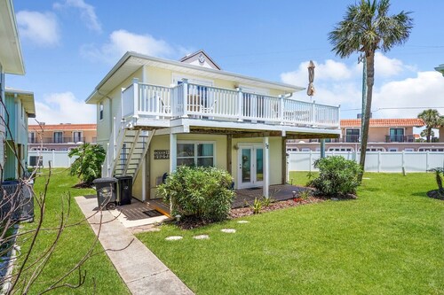 Coastal Cottage with community pool, free parking and boardwalk to beach- SCV 12