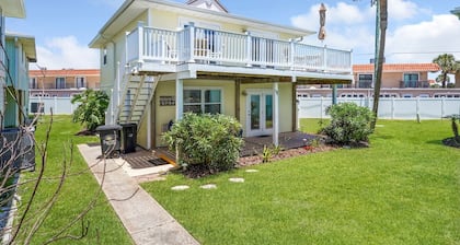 Coastal Cottage with community pool, free parking and boardwalk to beach- SCV 12