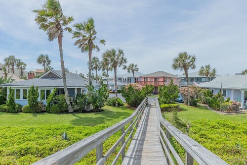 Coastal Cottage with community pool, free parking and boardwalk to beach- SCV 12