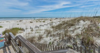 Coastal Cottage with community pool, free parking and boardwalk to beach- SCV 12