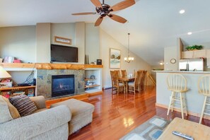 TV, peis, DVD-spiller og bøker