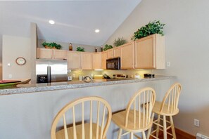 Kjøleskap, mikrobølgeovn, ovn og kokeplater