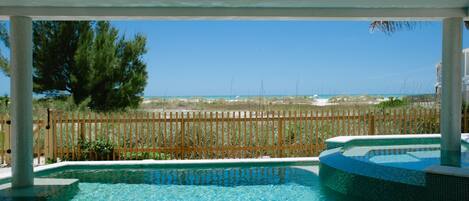 Una piscina al aire libre, una piscina climatizada