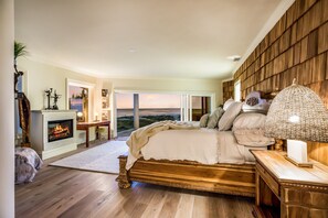 5 bedrooms, desk, iron/ironing board, travel cot