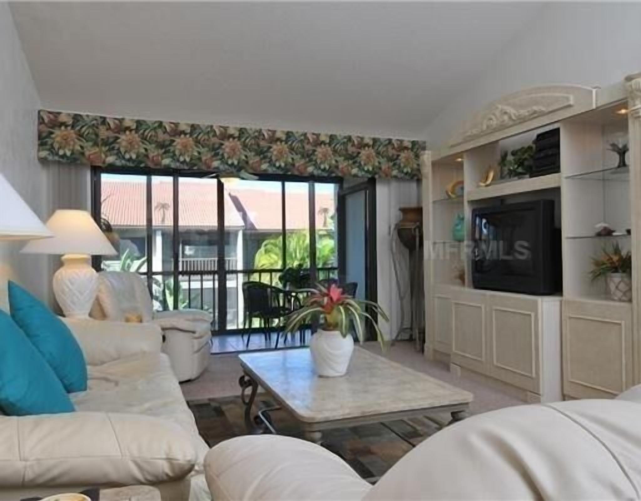 Deluxe Condo at Siesta Dunes Beachfront Complex