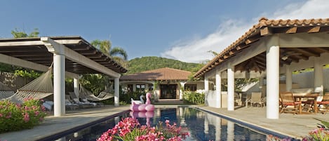Una piscina al aire libre