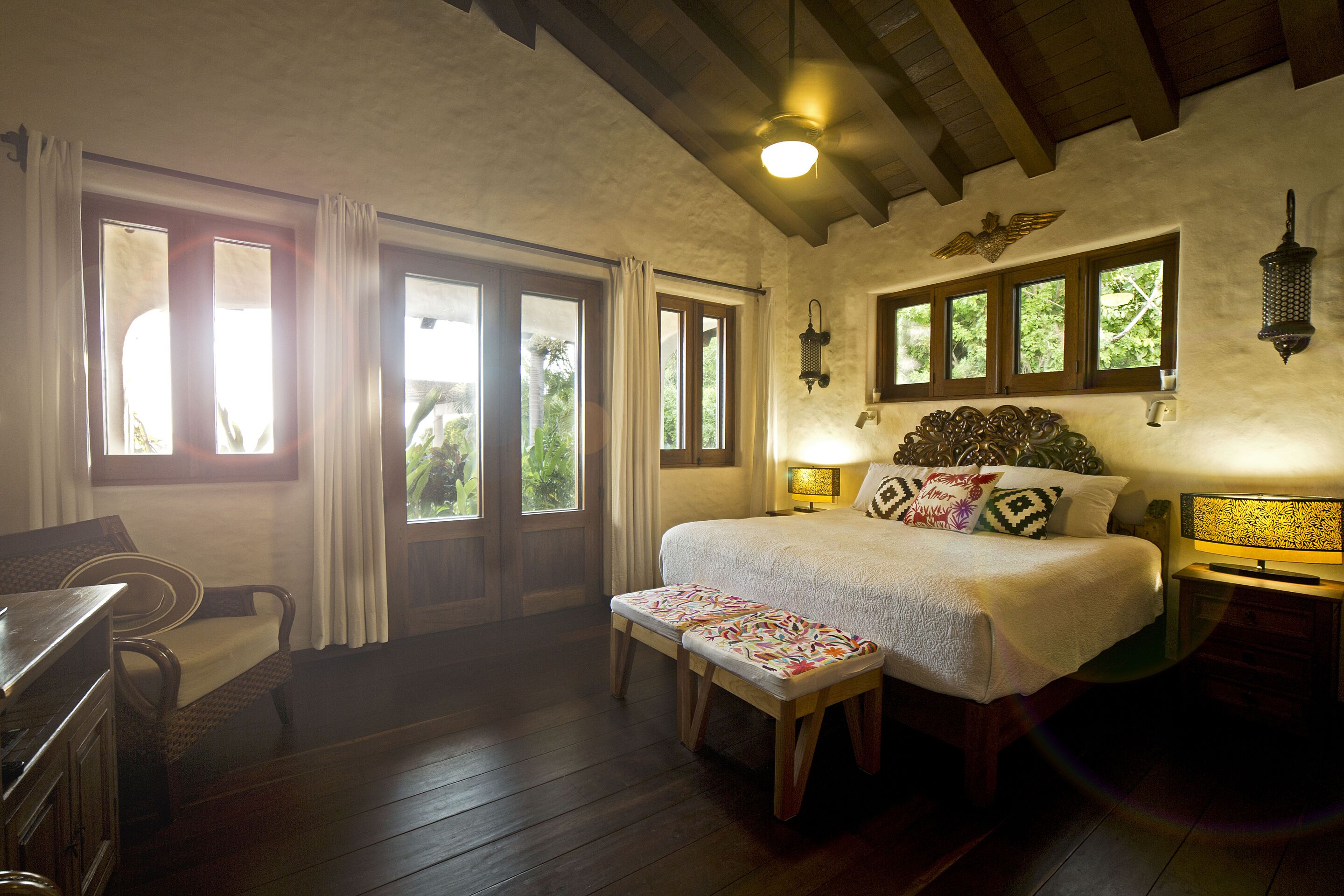 5 間睡房、房內夾萬、熨斗/熨衫板、可攜式嬰兒床