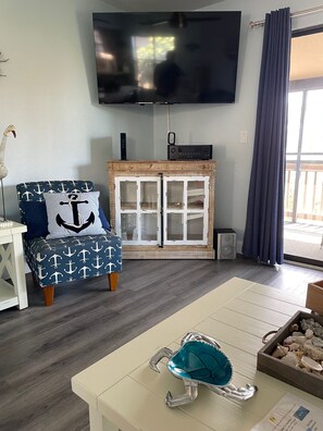 تلفزيون ذكي، ألعاب فيديو، كُتُب، ستيريو