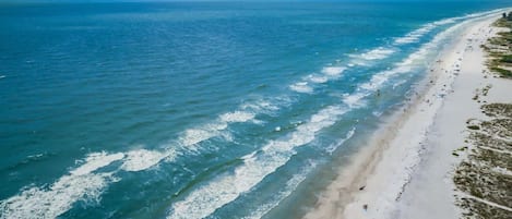 Accommodatie ligt op het strand, ligstoelen, strandlakens