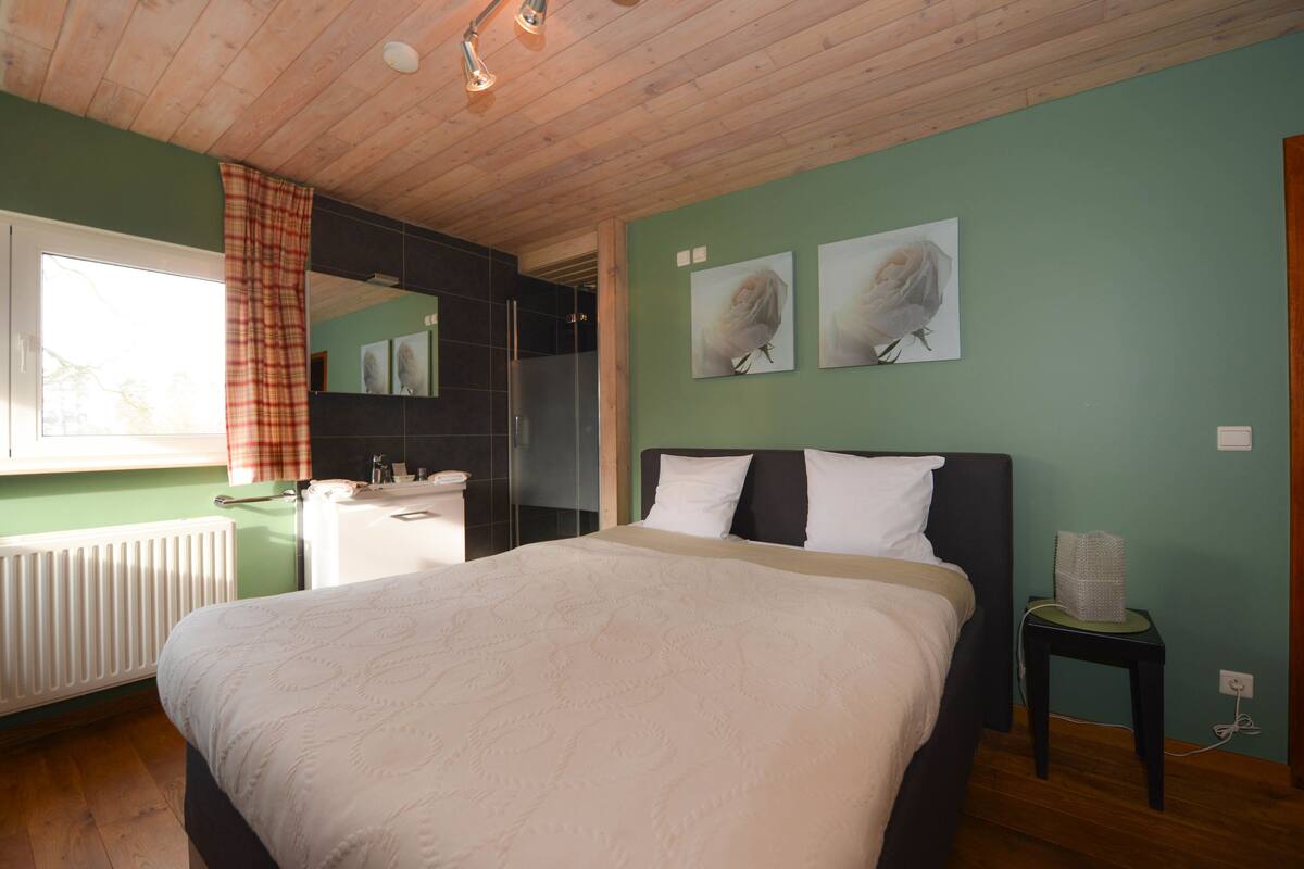 Triple Room (La confiance) | Minibar, soundproofing, iron/ironing board, free WiFi