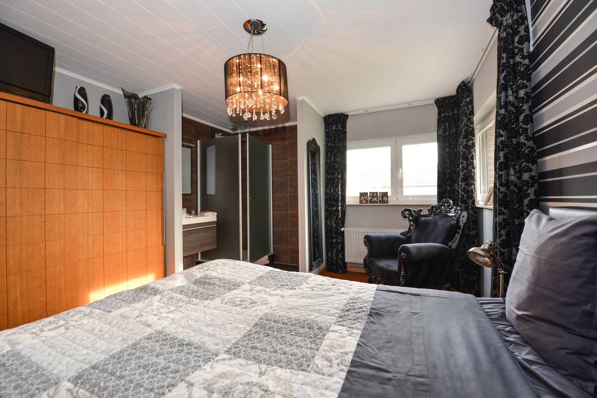 Double Room (La future) | Minibar, soundproofing, iron/ironing board, free WiFi