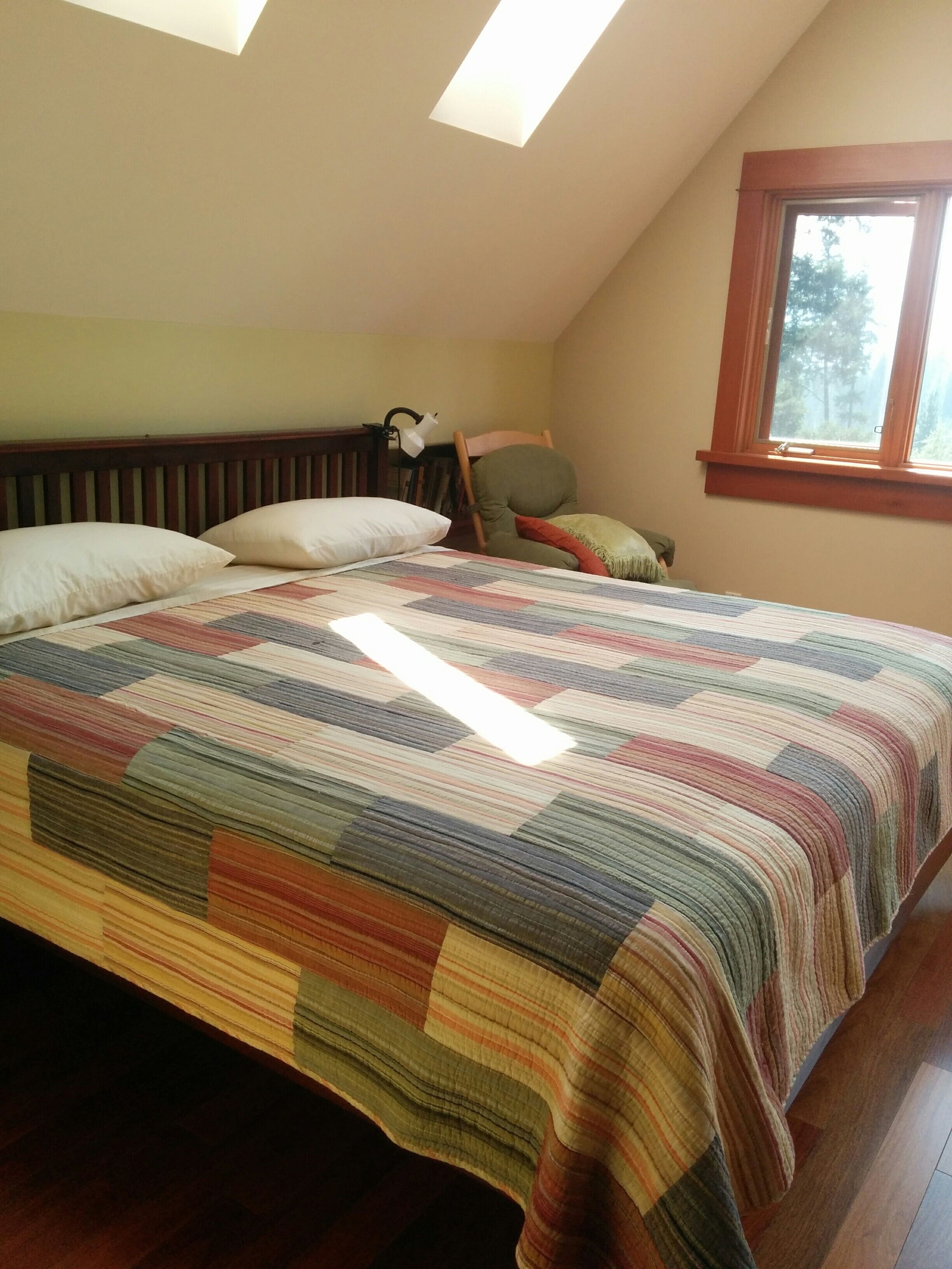 Contemporary Country Home. Incredible Mountain Views.  Peaceful Location.