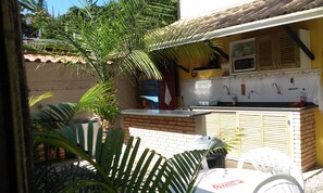 Refrigerador, microondas, utensilios de cocina