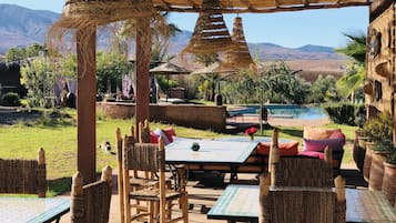 Frühstück, Mittagessen, Abendessen, Blick auf den Pool 