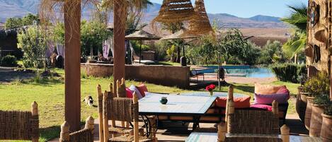 Petit-déjeuner, déjeuner et dîner servis sur place, vue sur la piscine