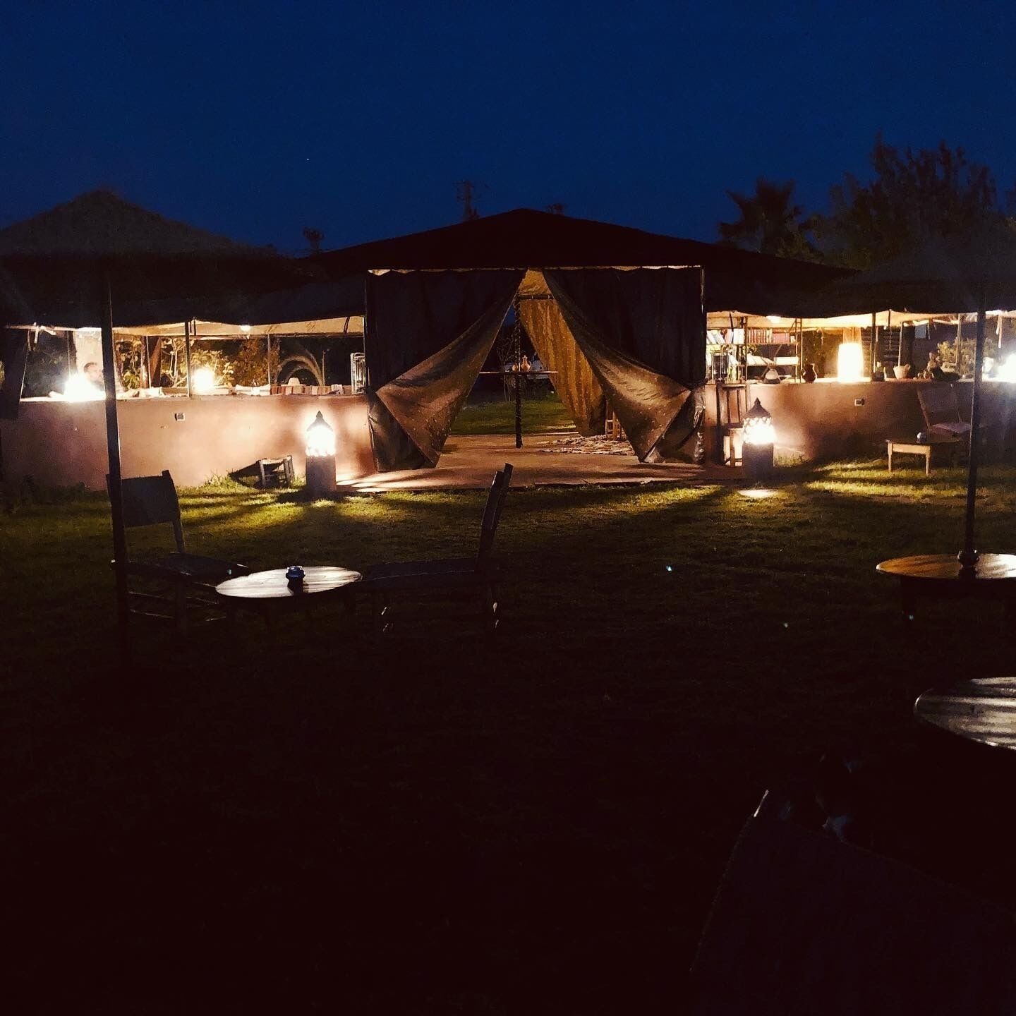 Un espacio para eventos al aire libre con carpas, mesas y sillas dispuestas para una celebración.