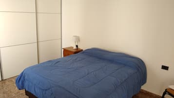 Apartemen Basic, 2 kamar tidur, balkon | 2 kamar tidur dan dilengkapi dengan perabotan berbeda-beda