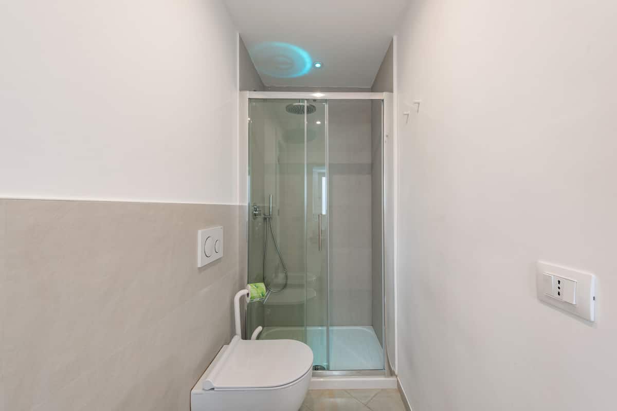 Chambre Double Deluxe, 1 grand lit | Douche de la salle de bain