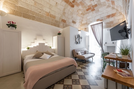 Ropa de cama de alta calidad, minibar y decoración personalizada