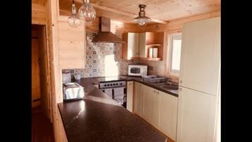 Cottage, 2 Bedrooms | Private kitchen | Full-sized fridge, microwave, oven, electric kettle