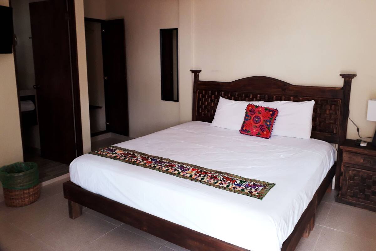 Standard Room, 1 King Bed, Non Smoking, Ensuite | 1 bedroom, in-room safe, blackout drapes, soundproofing