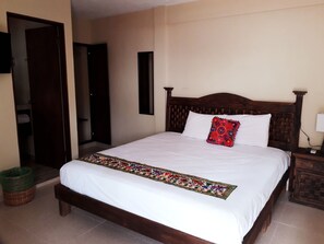 Standard Room, 1 King Bed, Non Smoking, Ensuite | 1 bedroom, in-room safe, blackout drapes, soundproofing - Hotel Peregrina (Valladolid)