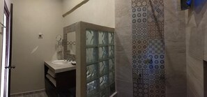 Een douche, gratis toiletartikelen, een haardroger, handdoeken