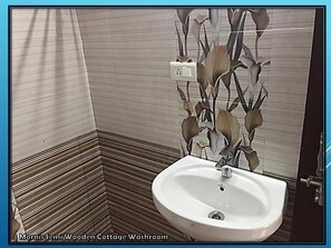 Quarto casal de uso individual (Semi Wooden Cottage) | Banheiro | Chuveiro