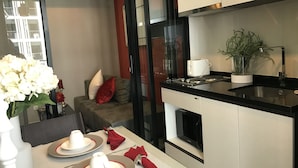 1-Bedroom Condo with Pool View  | Servizio della camera