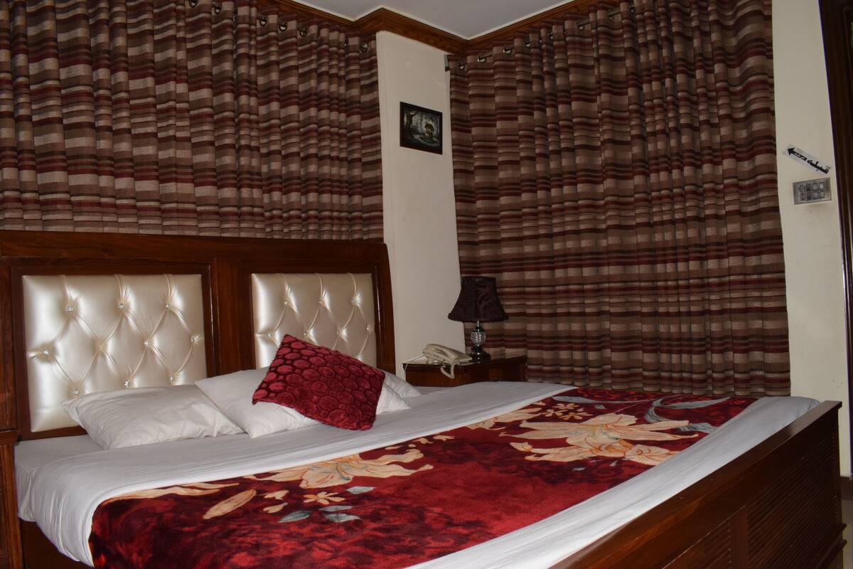 Premium bedding, memory-foam beds, in-room safe, soundproofing
