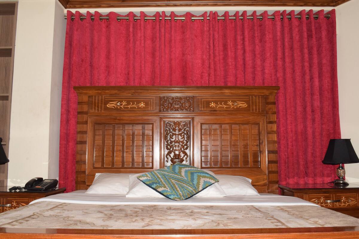 Premium bedding, memory-foam beds, in-room safe, soundproofing