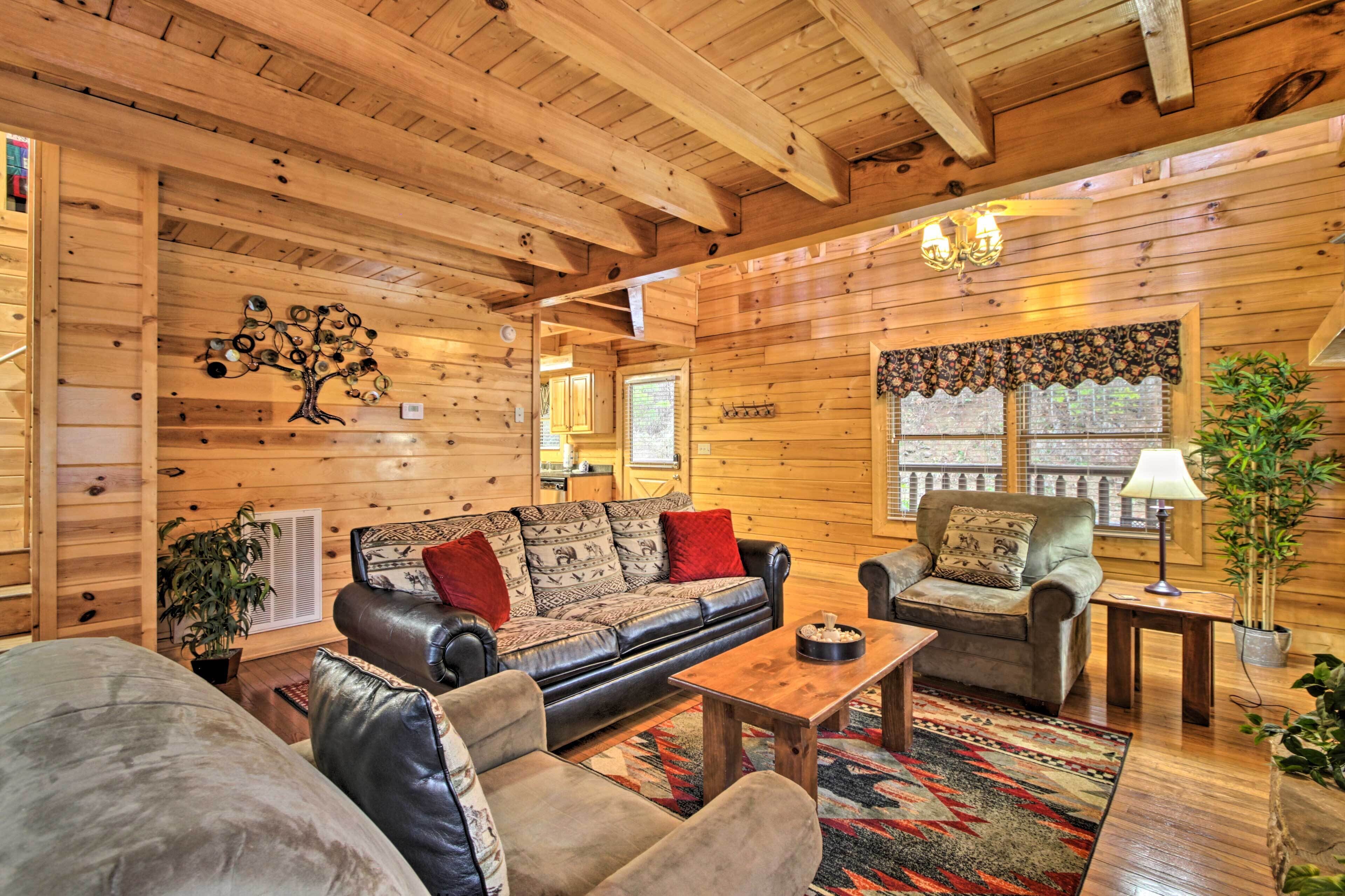 Pigeon Forge Cabin w/ Hot Tub: 2 Mi to the Strip