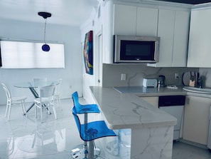 Kühlschrank, Mikrowelle, Herdplatte, Geschirrspüler