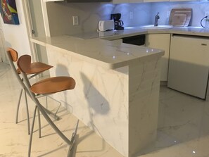 Kühlschrank, Mikrowelle, Herdplatte, Geschirrspüler