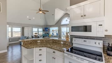 Full-size fridge, microwave, oven, stovetop