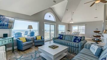 Een lcd-televisie, videogames, een dvd-speler en tafelvoetbal