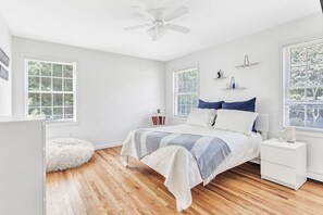 4 bedrooms, iron/ironing board, WiFi, bed sheets