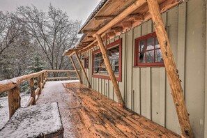 Property grounds - Creekside Cabin 8 Mi to Kings Canyon National Park (Miramonte)