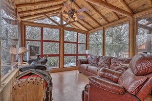 TV, video games, DVD player, books - Creekside Cabin 8 Mi to Kings Canyon National Park (Miramonte)