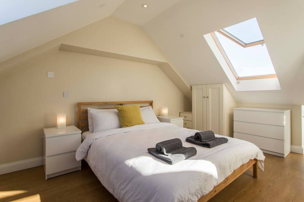 Huge 5-bedroom Family Home in Dublin Suburbs w/ Parking