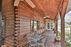 Outdoor dining - 40-Acre Farm w/ Animals & Fishing in Sebring! (Sebring)