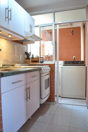 Een koelkast, een magnetron, een oven, een kookplaat