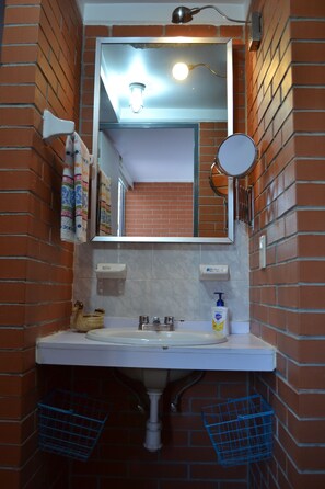 Chuveiro, toalhas de banho, sabonete, shampoo